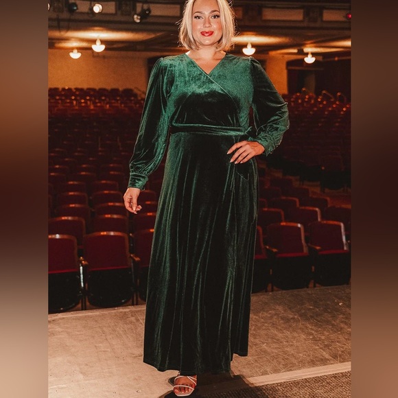 Ivy City Co Emerald Velvet Maxi Dress NWOT - Picture 2 of 6